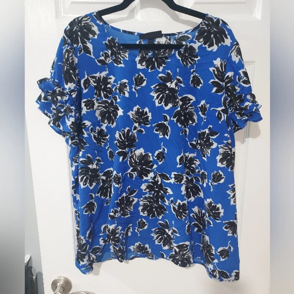 Lane Bryant Blue, Black & White Floral Short Sleeve Blouse in Size 22